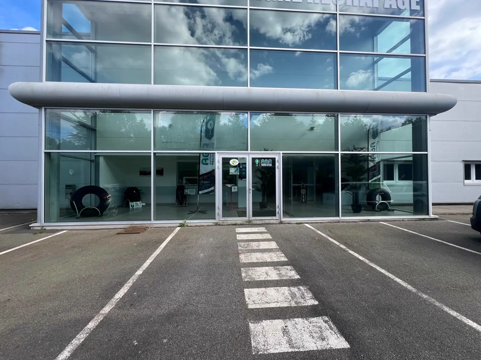 Grande façade vitrée de locaux professionnels après nettoyage
